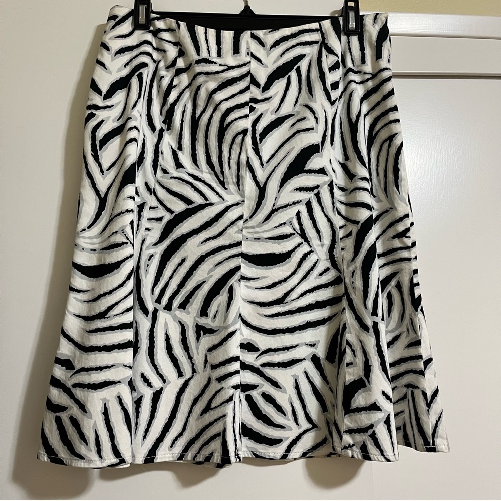 Methode skirt size 10, black, white and gray